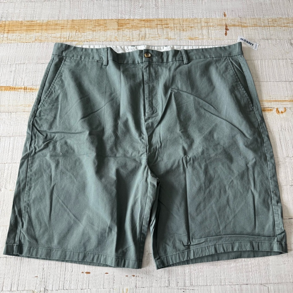 Old Navy 10” Ultimate Slim Khaki Shorts NWT size 46 in Frosty Pine‎ Flat Front
